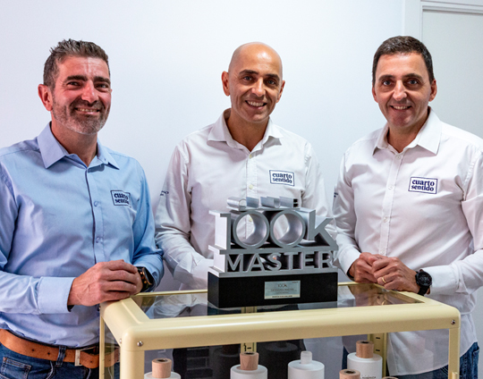 Los fundadores de Cuarto Sentido posan con el premio