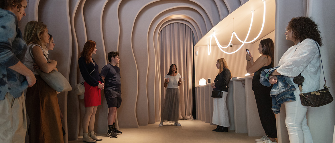 Beatrice Aguilar y un grupo de oyentes en el espacio de Orac Decor